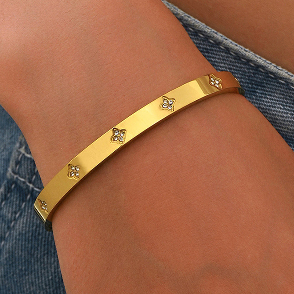 Minimal bangle