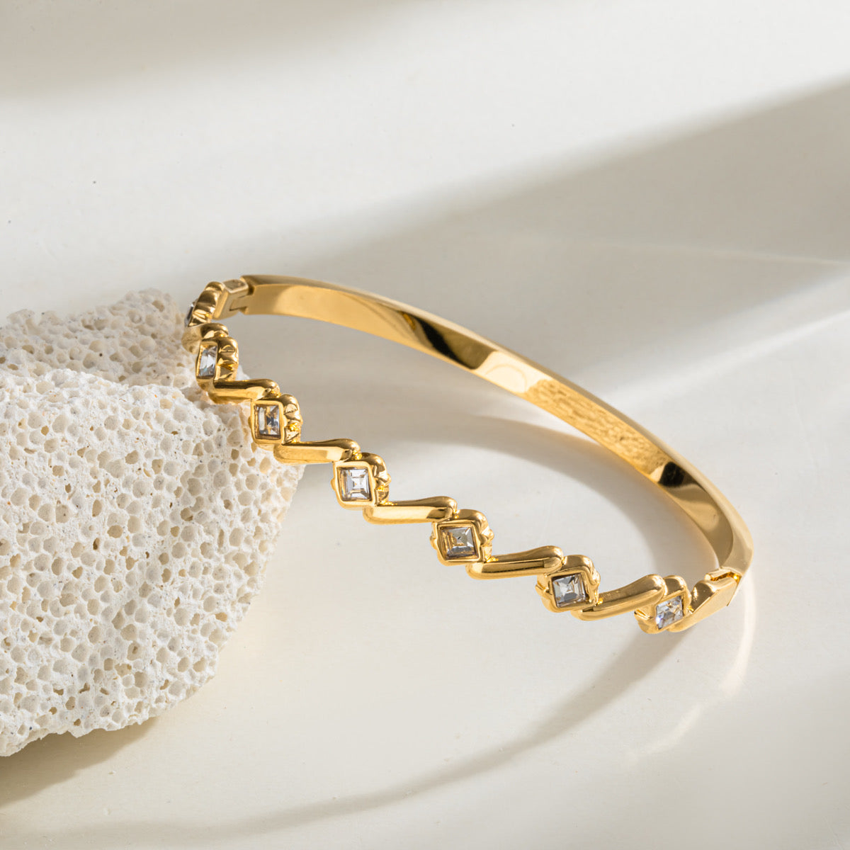 Minimal bangle
