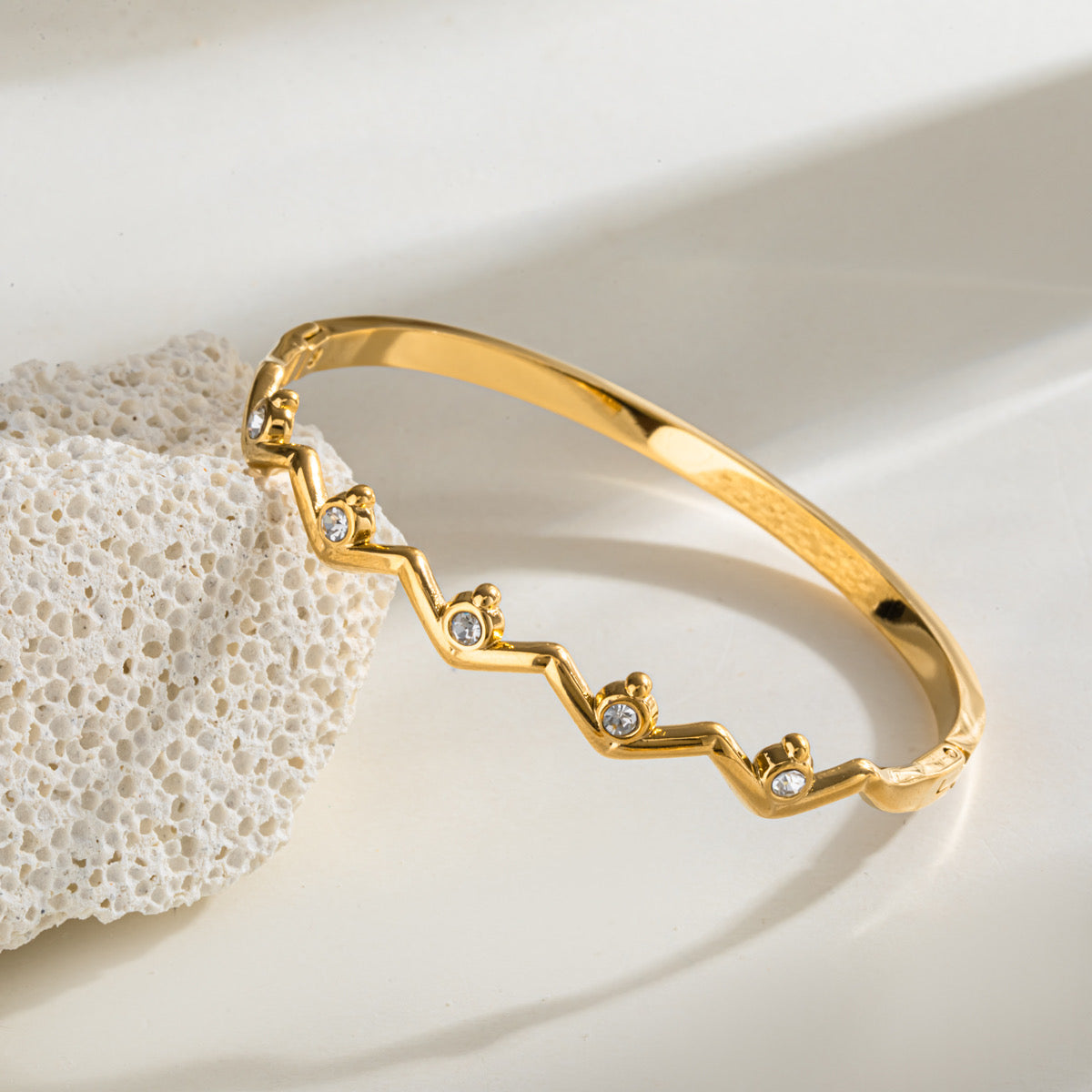 Minimal bangle
