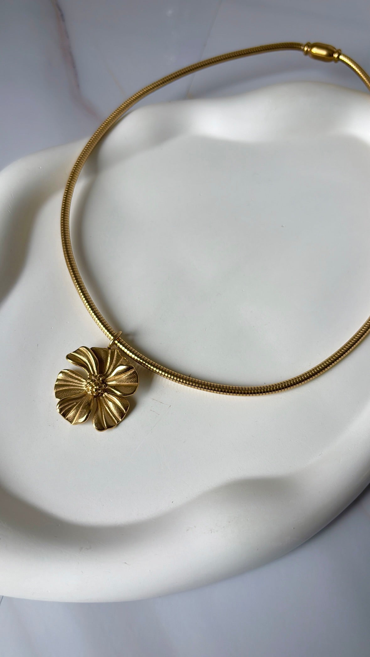 Golden bloom choker