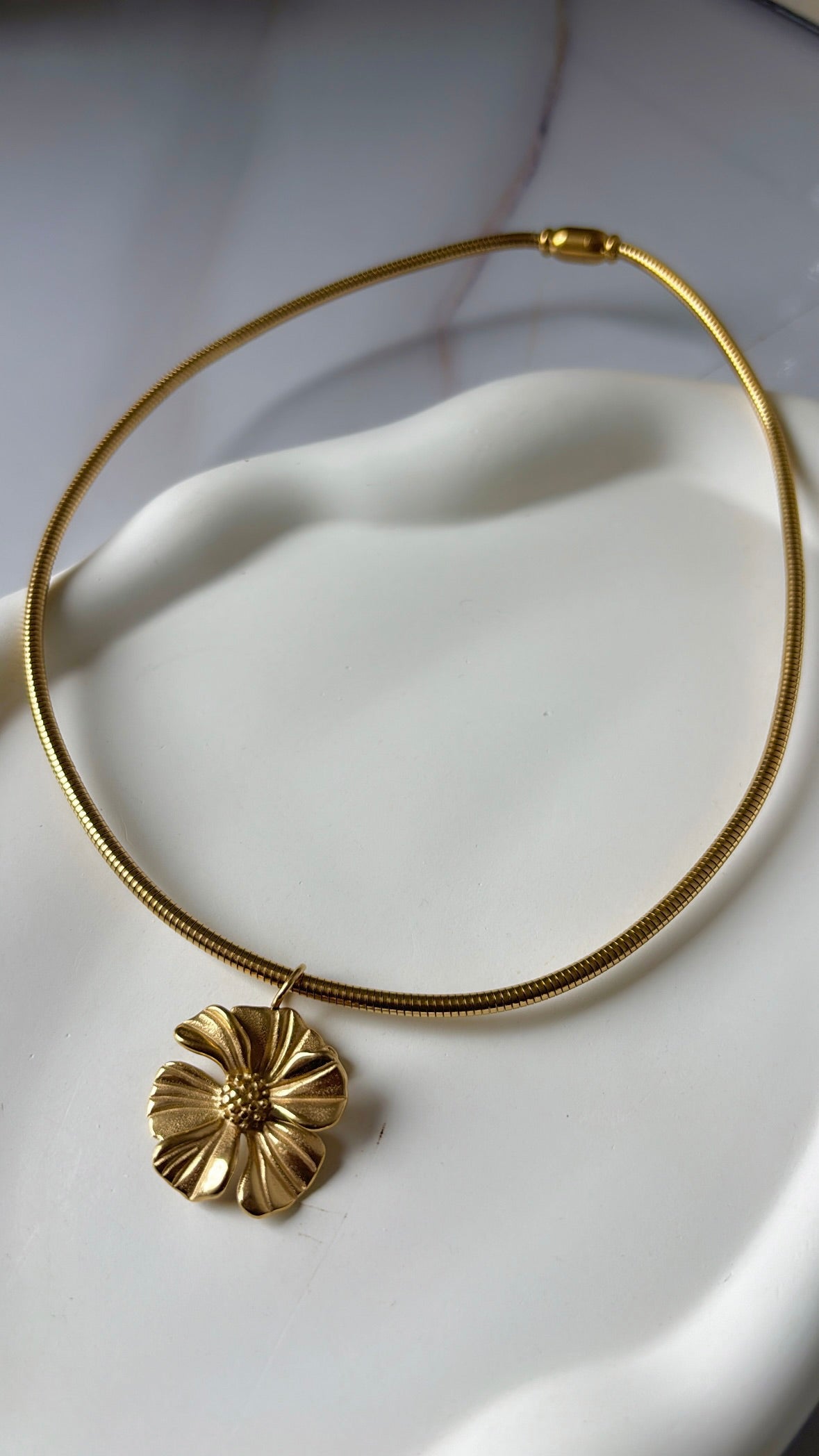 Golden bloom choker