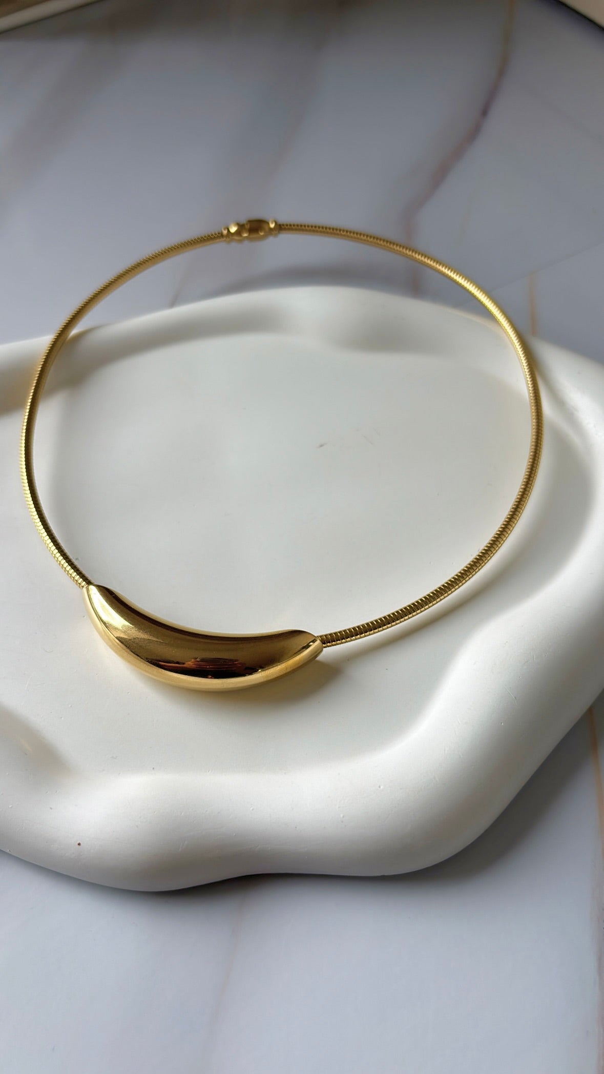 Golden Arc chocker