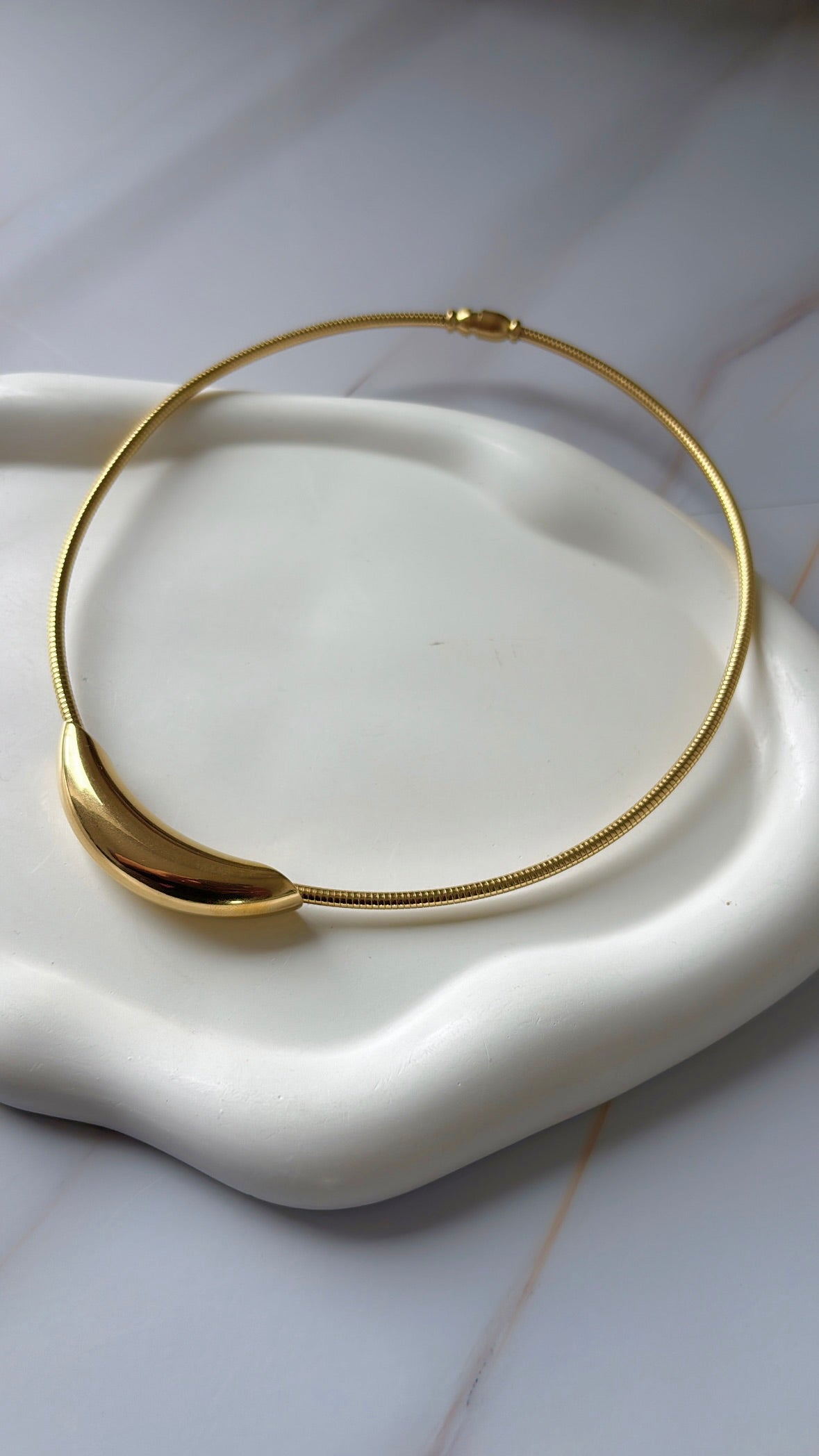 Golden Arc chocker