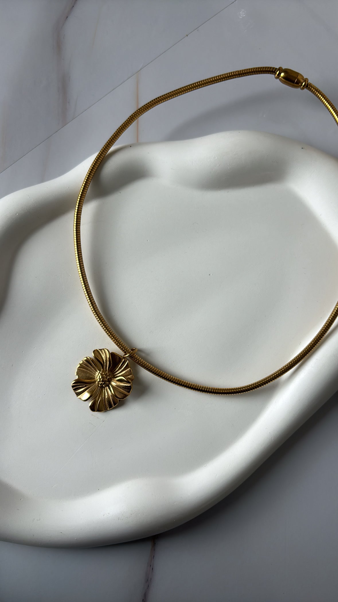 Golden bloom choker