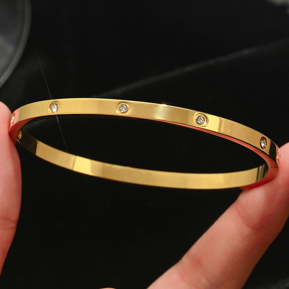 Minimal bangle