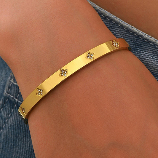 Minimal bangle