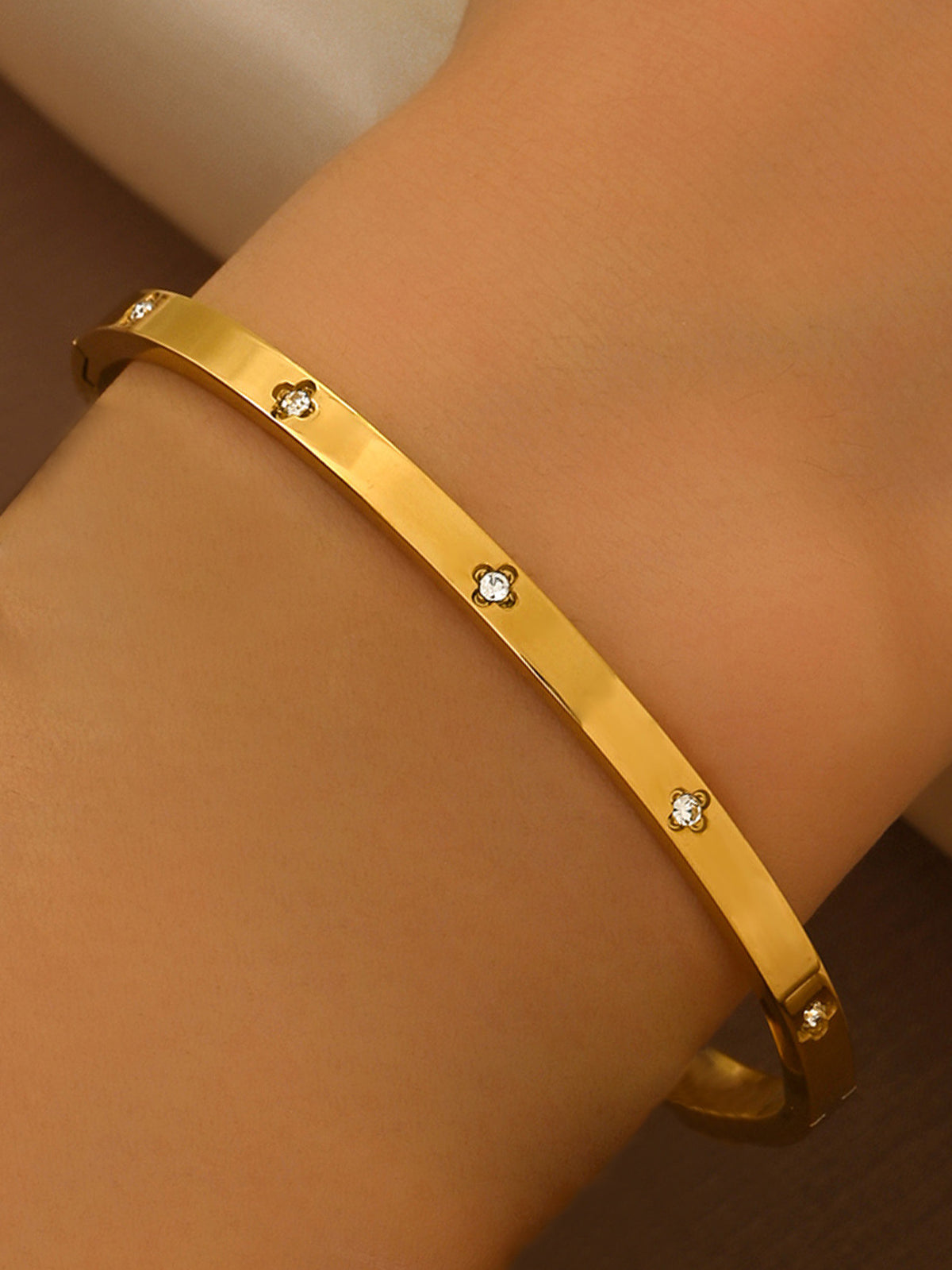 Minimal bangle